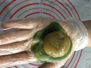 13、五星级酒店的抹茶巧克力流心月饼,注意方向，这个时候半圆的面是朝向掌心的