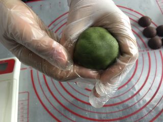 14、五星级酒店的抹茶巧克力流心月饼,用桃山皮包起来馅