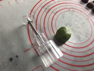 15、五星级酒店的抹茶巧克力流心月饼,准备好月饼模具
