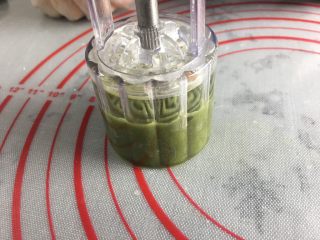 16、五星级酒店的抹茶巧克力流心月饼,压一下