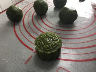 17、五星级酒店的抹茶巧克力流心月饼,月饼就做好了