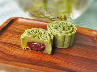 18、五星级酒店的抹茶巧克力流心月饼,放入烤箱170度烤8分钟，切开就是流心月饼啦