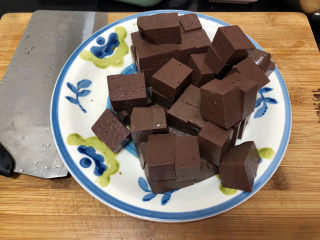 4、猪血炖豆腐➕红白花开山雨中,猪血清洗切小块