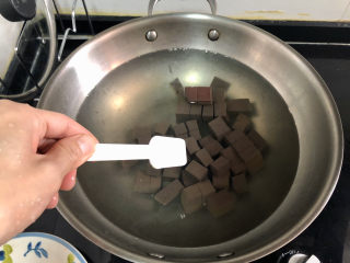 7、猪血炖豆腐➕红白花开山雨中,少许食盐，让猪血有点底味，食盐不要太多，猪血会变老