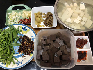 17、猪血炖豆腐➕红白花开山雨中,全部食材准备好