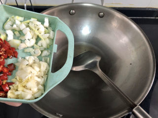 18、猪血炖豆腐➕红白花开山雨中,热锅放适量食用油，下葱末姜末蒜蓉小火煸香