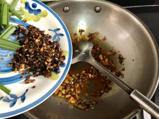 21、猪血炖豆腐➕红白花开山雨中,加入刀口辣椒炒半分钟