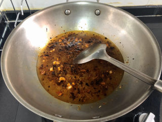 22、猪血炖豆腐➕红白花开山雨中,加入适量清水中火煮开