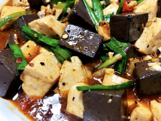 36、猪血炖豆腐➕红白花开山雨中,这道猪血炖豆腐，做法简单，豆腐猪血滑嫩入味，麻辣鲜香，回味十足，拌米饭吃，简直绝了，哈哈。喜欢的小伙伴们快来试试看吧????