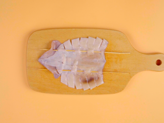 1、平底锅香辣烤鱿鱼，好吃到我自己都惊了！,鱿鱼1条去掉鱿鱼须，中间切开，用清水洗净，擦干水分，两侧剪开，穿上竹签