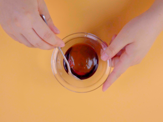 2、平底锅香辣烤鱿鱼，好吃到我自己都惊了！,碗中放入海鲜酱25g、甜面酱5g、蒜蓉辣酱5g，搅拌均匀