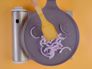 3、平底锅香辣烤鱿鱼，好吃到我自己都惊了！,开火烧热平底锅，刷层油，放入洋葱丝30g炒香