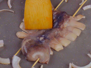 4、平底锅香辣烤鱿鱼，好吃到我自己都惊了！,再放入鱿鱼用铲子两面按压煎制，刷上酱料