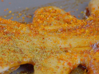 5、平底锅香辣烤鱿鱼，好吃到我自己都惊了！,撒上辣椒粉、孜然粉