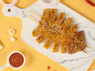 6、平底锅香辣烤鱿鱼，好吃到我自己都惊了！,出锅装盘，撒上熟白芝麻，即可享用