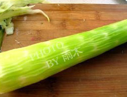 1、莴苣两吃,莴苣削去外皮，留里面嫩的部分