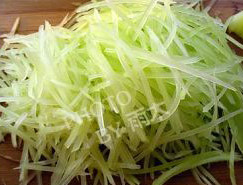 2、莴苣两吃,刨成细丝后，开水焯下，过冷水