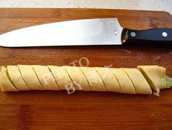 5、莴苣两吃,斜切成小段，吃的时候沾蒜蓉辣酱，也可以调制自己喜欢的酱料。