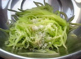 6、莴苣两吃,将另一份焯过水的莴苣丝，加入适量糖、醋、盐、鸡精、辣椒丝搅拌均匀，稍腌一会入味