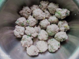 11、肉丸冬瓜汤—夏日清爽靓汤,肉丸煮至定型就行，后面还需要熬汤，所以肉丸不用煮熟