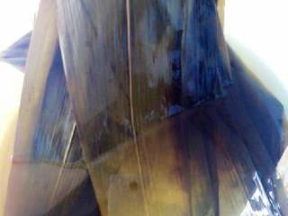 1、八宝粽子,粽叶用开水煮几分钟消毒，我买的是干粽叶，如果是新鲜粽叶要先洗干净。