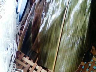 2、八宝粽子,把粽叶尾部剪齐备用