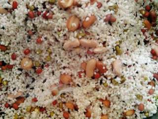 3、八宝粽子,红豆、绿豆、薏米、大红豆、花生米、莲子提前一晚上泡发，泡发好的莲子放电压力锅中压1小时，紫米、血糯米、糯米放凉水中浸泡3-4小时滤开水，把所有配料放入糯米中，放3勺糖、2克盐搅拌均匀。