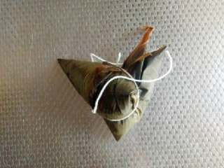 8、八宝粽子,用棉线系紧，防止煮的时候漏米。放电压力锅中煮2小时