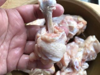 3、鸡翅根还能做出惊艳的宴客菜,用手把鸡肉用力往下推。