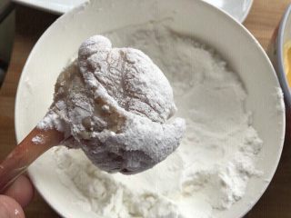 12、鸡翅根还能做出惊艳的宴客菜,腌好的鸡翅根沾上淀粉。