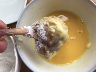 13、鸡翅根还能做出惊艳的宴客菜,再沾上鸡蛋液。