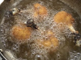18、鸡翅根还能做出惊艳的宴客菜,炸定型后翻翻。