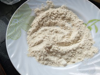 3、金针菇新吃法,备好面粉