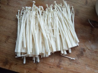 4、金针菇新吃法,去掉根部