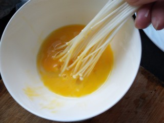 5、金针菇新吃法,取小把沾蛋液