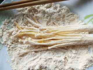 6、金针菇新吃法,再沾上面粉