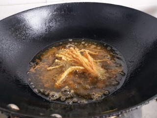 7、金针菇新吃法,放油锅里炸