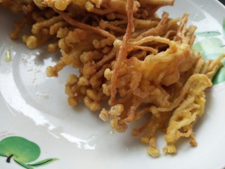 8、金针菇新吃法,金黄即可捞出