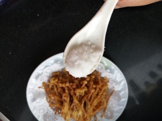 10、金针菇新吃法,均匀撒上糖