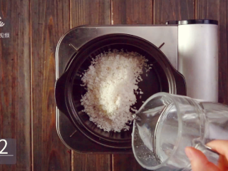 4、川味腊肠煲仔饭-麻辣鲜香超下饭！,倒清水浸没大米