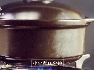 5、川味腊肠煲仔饭-麻辣鲜香超下饭！,小火煮10分钟