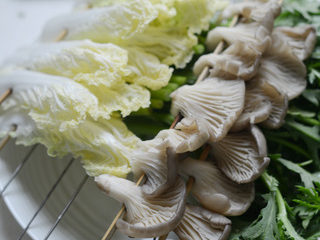 3、家常麻辣烫,将蔬菜洗净摘好，串到竹签上