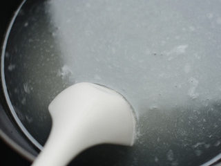 4、家常麻辣烫,锅中倒入高汤，烧开