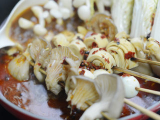 7、家常麻辣烫,将豆皮和鹌鹑蛋放入，把难熟的蔬菜放入锅中烫熟