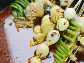 8、家常麻辣烫,最后放入绿叶蔬菜烫好，关火，蘸火锅调料食用即可