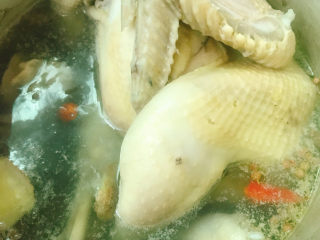 1、麻辣鸡块,锅中放入干辣椒、料酒、花椒粒、盐、姜片、清水，并将整只鸡洗干净后放进去煮熟。