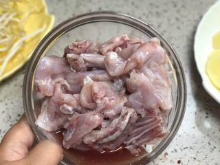 1、厨痴版——麻辣馋嘴蛙,用料酒把牛蛙腌制10分钟，除腥。