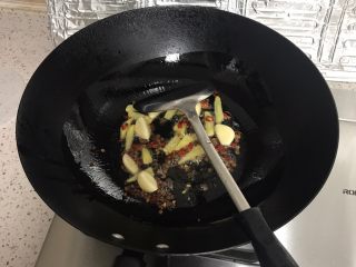 2、厨痴版——麻辣馋嘴蛙,锅内倒入适当油，下蒜，姜，尖椒，花椒，煎出味。