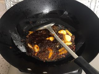 3、厨痴版——麻辣馋嘴蛙,倒入火锅底料大概半包，（最好是麻辣味的）炒开，炒香