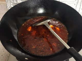 4、厨痴版——麻辣馋嘴蛙,加入一大碗水，烧开